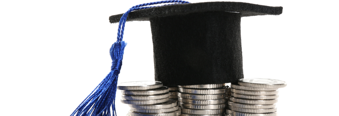 Studentenmütze liegt auf Münzen